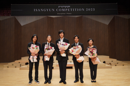2023 윤이상국제음악콩쿠르 수상자. 왼쪽부터 자루이 청(4위), 정규빈(1위), 김송현(2위), 선율(3위), 미소라 오자키(윤이상특별상). 통영국제음악재단 제공